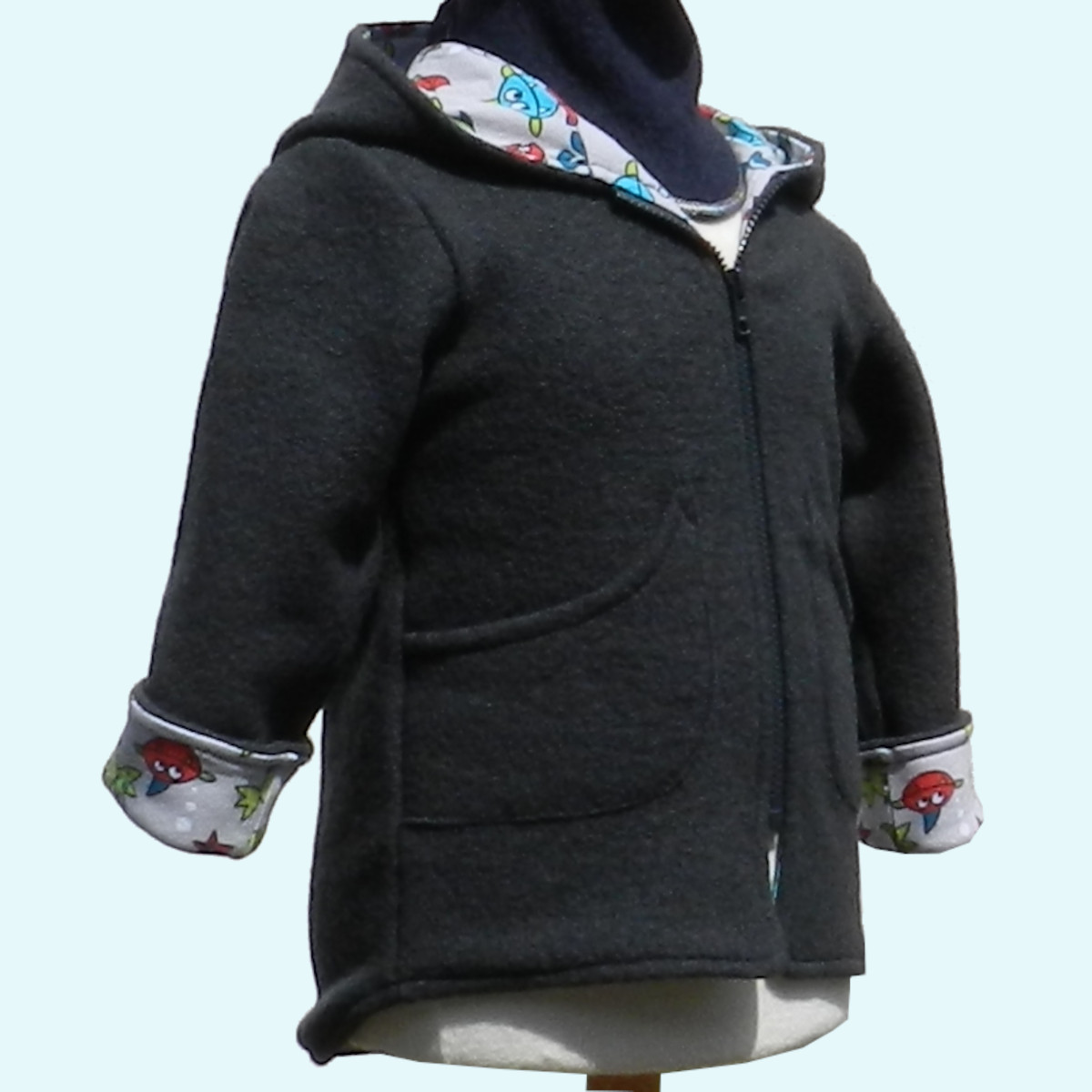 Wollkids Kinder Wollwalk Jacke gefüttert 100% Wolle - anthrazit & Fische Wollkids Kinder Wollwalk Jacke gefüttert mit Reißverschluss & Kapuze aus 100% Schurwolle - anthrazit mit Fischen