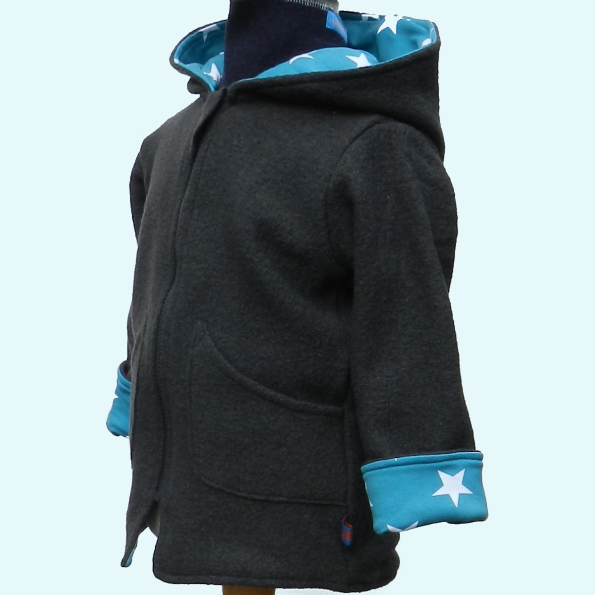 Wollkids Kinder Wollwalkjacke gefüttert 100% Wolle - anthrazit & Sterne Wollkids Baby & Kinder Wollwalkjacke gefüttert mit Reißverschluss & Kapuze aus 100% Schurwolle - anthrazit mit Sternen