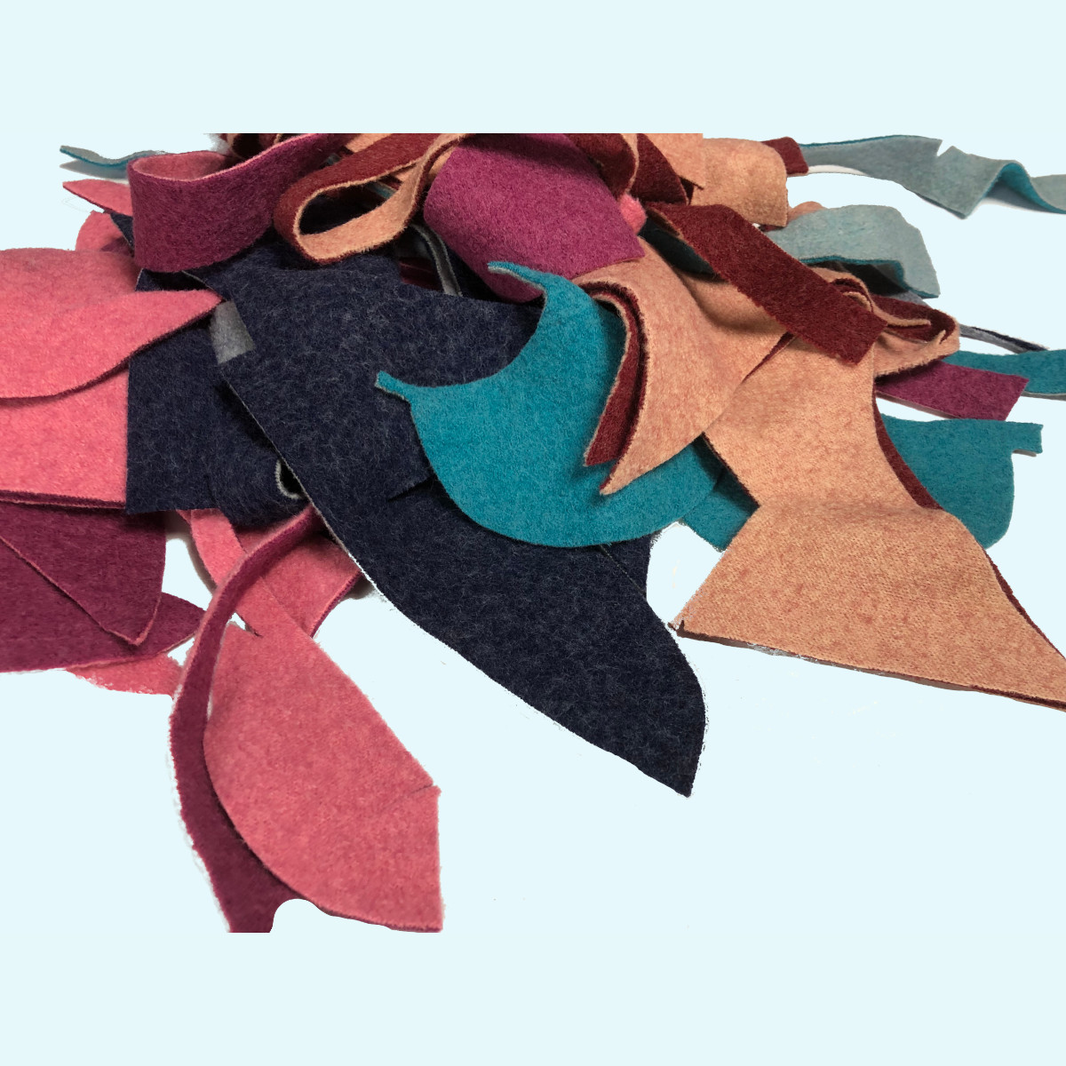 Basteln & Filzen mit Wollkids Doubleface-Walkstoffresten im 300g Beutel Wollkids Doubleface Walkreste 300g aus 100% Merino Schurwolle zum Bastel & Filzen in verschiedenen Farben & Größen